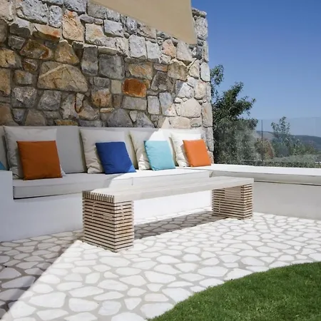 Posh- 2 Bedroom Private Pool Garden Floor *