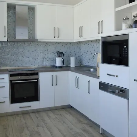 Apartment Posh- 2 Bedroom Private Pool Garden Floor *
