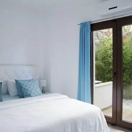 Posh- 2 Bedroom Private Pool Garden Floor Apartment
