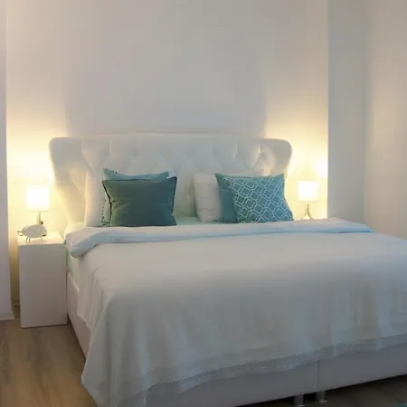 Posh-2 Br Private Pool Garden Floor Appartement *