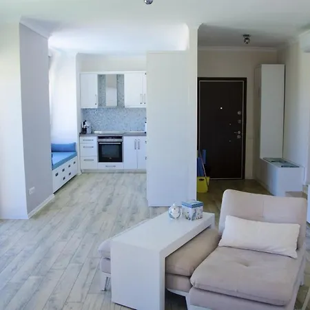 Apartment Posh- 2 Bedroom Private Pool Garden Floor
