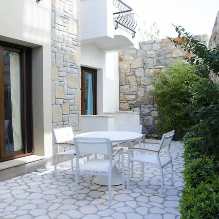 Posh- 2 Bedroom Private Pool Garden Floor