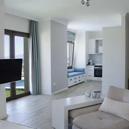 Apartment Posh- 2 Bedroom Private Pool Garden Floor *