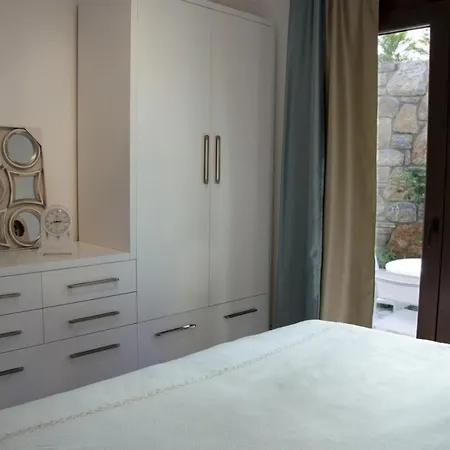 Apartment Posh- 2 Bedroom Private Pool Garden Floor *